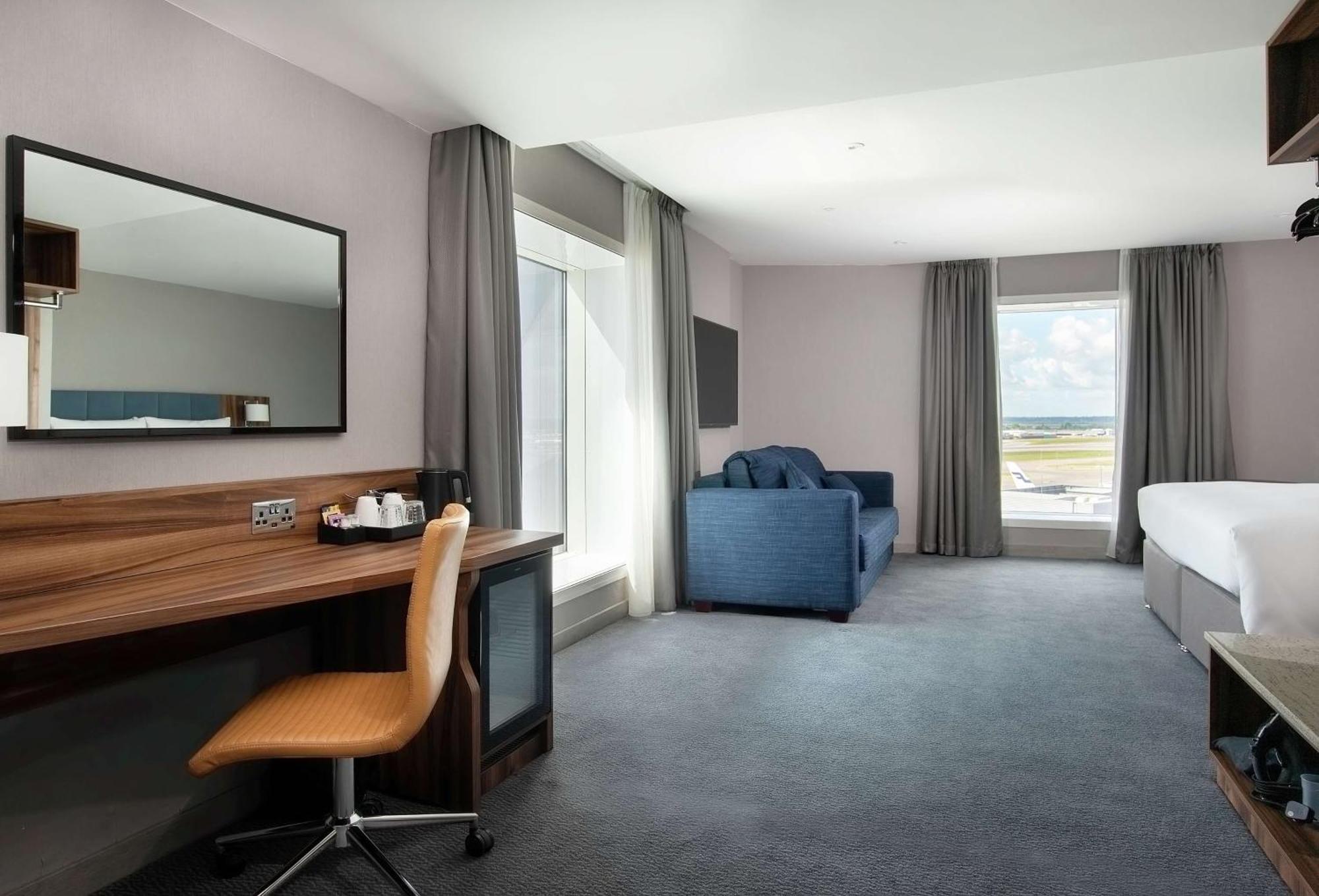 Отель Hilton Garden London Heathrow Terminal 2 And 3 4*