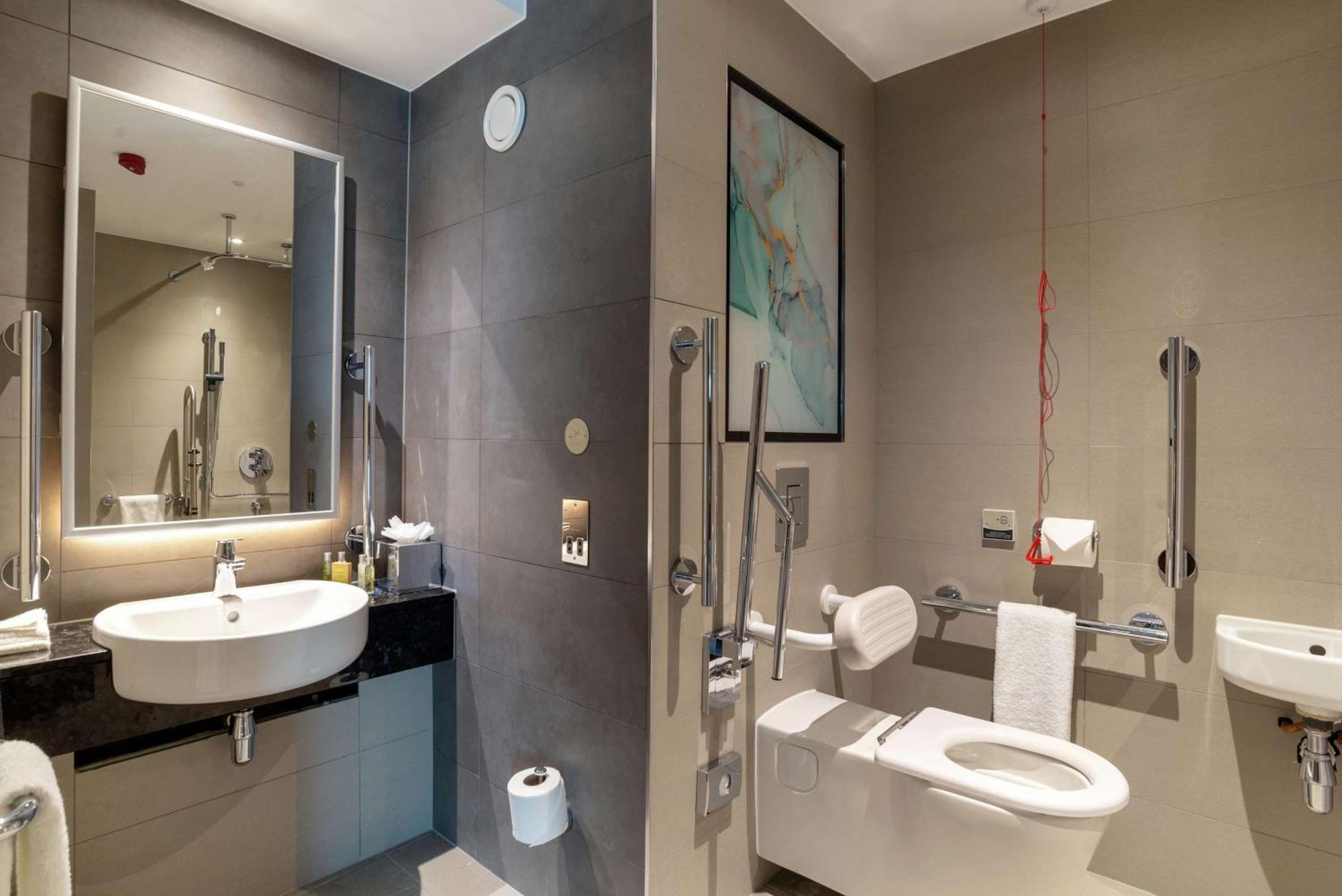 Hilton Garden London Heathrow Terminal 2 And 3 4*
